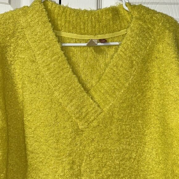 Pilcro Anthropologie Yellow Fuzzy V-neck Oversized Sweater(Size XS) - Picture 8 of 9